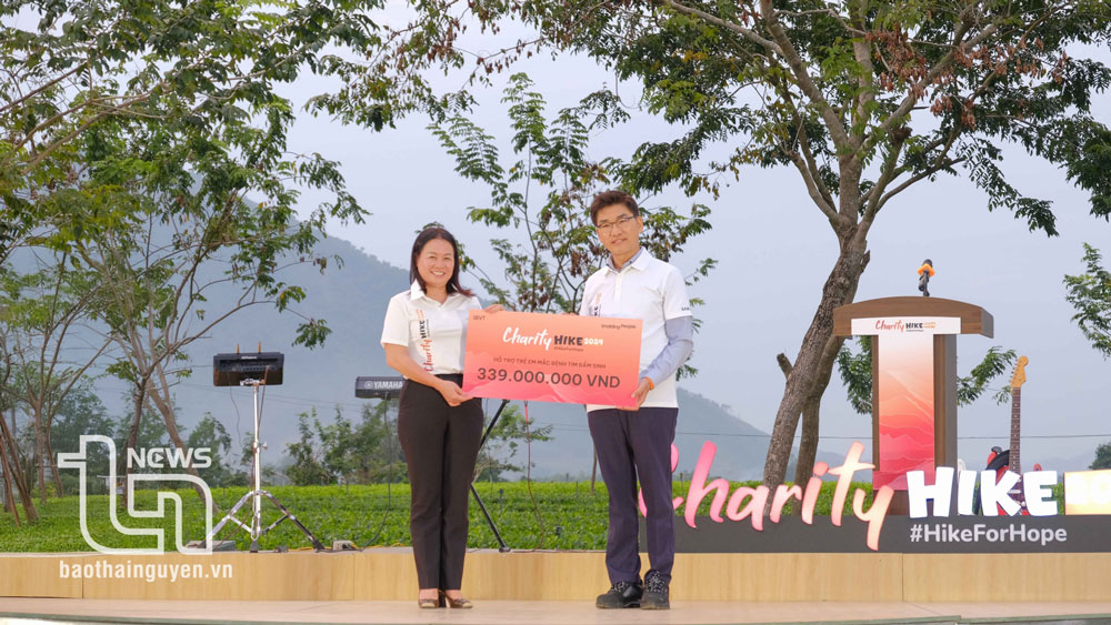 Đại diện SEVT trao tặng 339 triệu đồng cho Sở Lao động, Thương binh và Xã hội để hỗ trợ trẻ em mắc bệnh tim bẩm sinh.