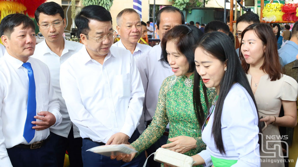 Khai mạc Tuần lễ trưng bày, quảng bá, giới thiệu sản phẩm của các hợp tác xã