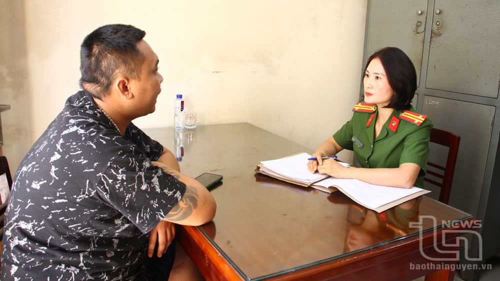 Điều tra viên Đặng Thị Thái Ninh, Phó Trưởng Công phường Quan Triều, lấy lời khai đối tượng trong vụ việc có dấu hiệu cố ý gây thương tích mà chị đang thụ lý.