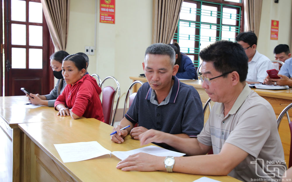 Ông Lường Sỹ Khải (ở xóm Cốc Lùng, xã Bảo Cường, Định Hóa) được cán bộ xã hướng dẫn làm thủ tục về đất đai và đơn đề nghị hỗ trợ xóa nhà tạm, nhà dột nát.