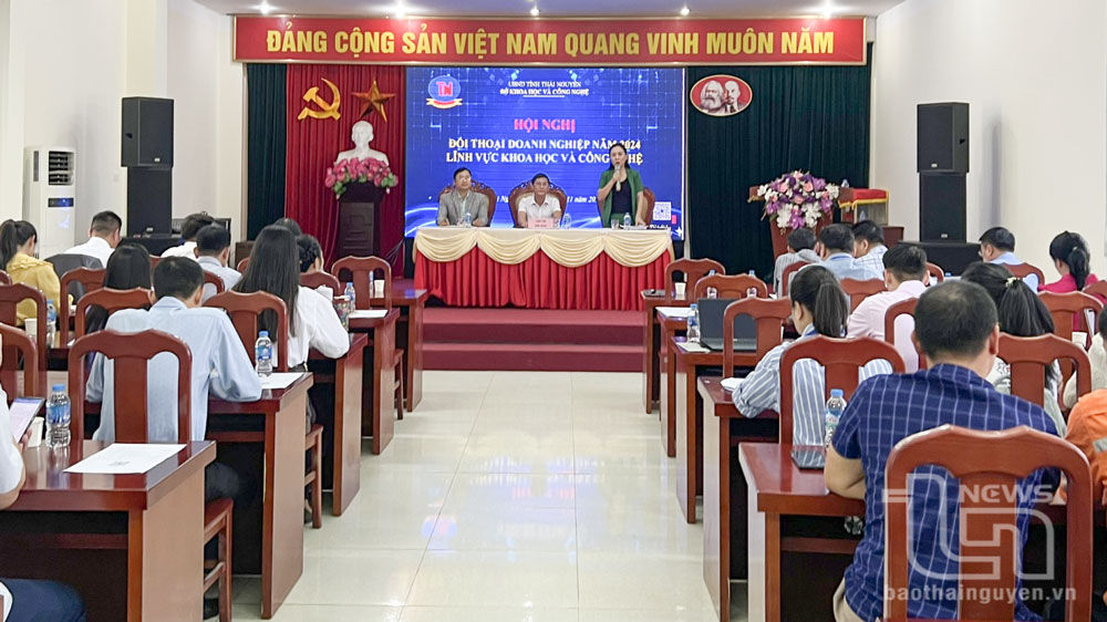 Lãnh đạo Sở Khoa học - Công nghệ trao đổi, trả lời các vấn đề tại Hội nghị.