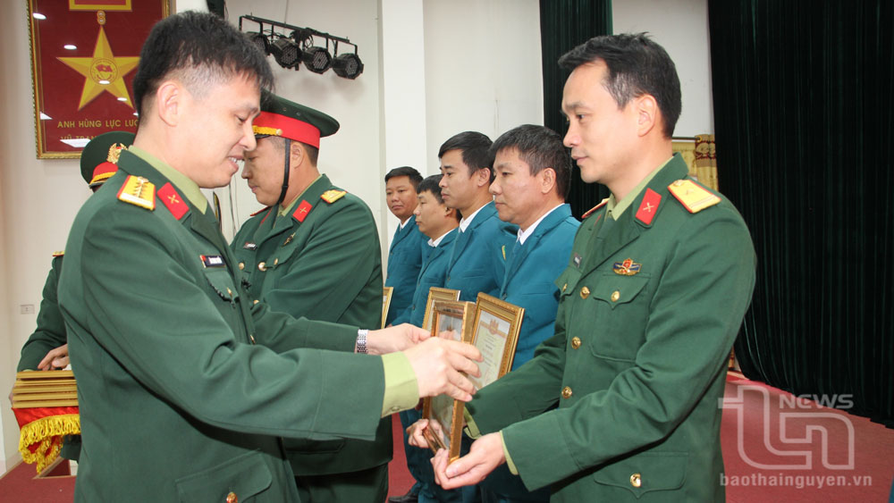 Đại diện Bộ chỉ huy Quân sự tỉnh tặng Giấy khen của Bộ Chỉ huy Quân sự tỉnh cho 10 tập thể đạt danh hiệu đơn vị tiên tiến.