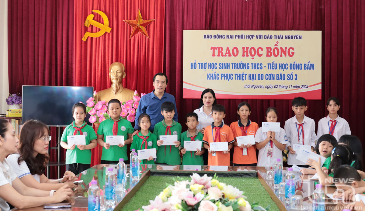 Lãnh đạo Báo Đồng Nai và Báo Thái Nguyên trao quà cho học sinh Trường Tiểu học và Trường THCS Đồng Bẩm.