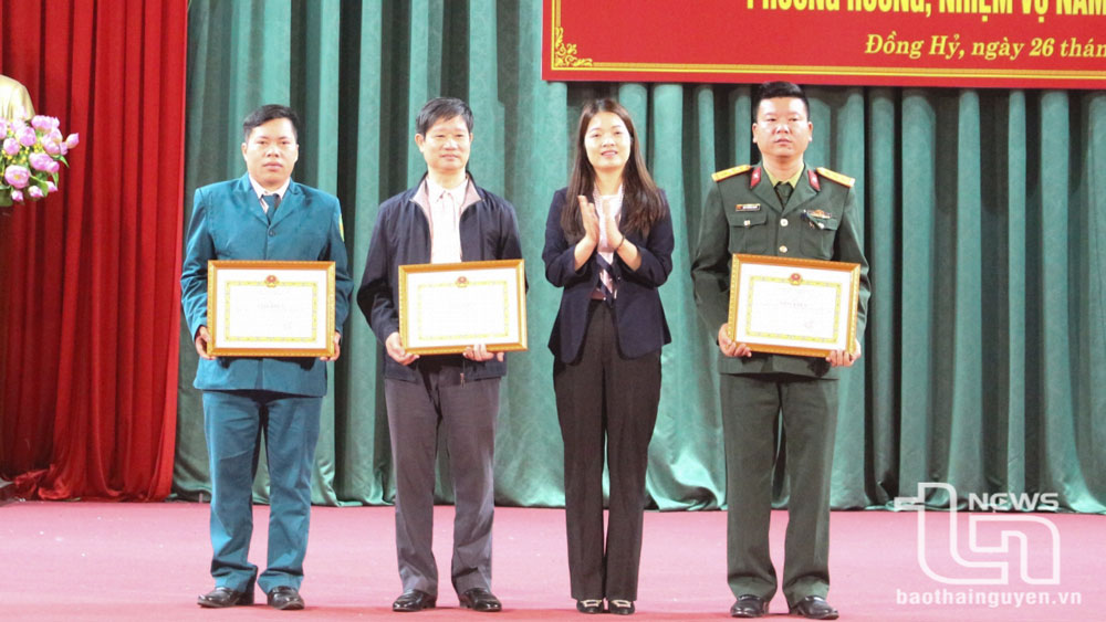 3 tập thể hoàn thành xuất sắc nhiệm vụ công tác quốc phòng - quân sự địa phương năm 2024 được nhận khen thưởng của UBND huyện tại Hội nghị.