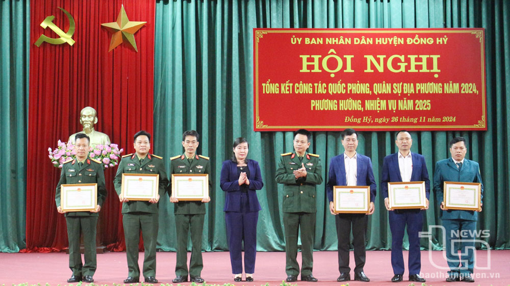 Khen thưởng nhiều cá nhân, tập thể trong công tác quốc phòng, quân sự địa phương