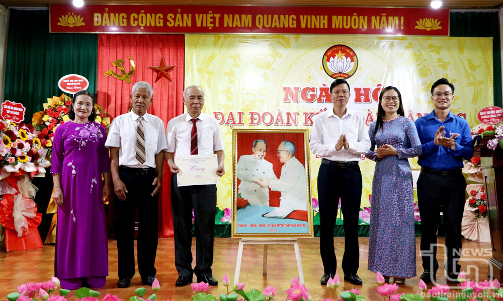 Lãnh đạo Ủy ban MTTQ tỉnh dự Ngày hội Đại đoàn kết tại phường Lương Sơn