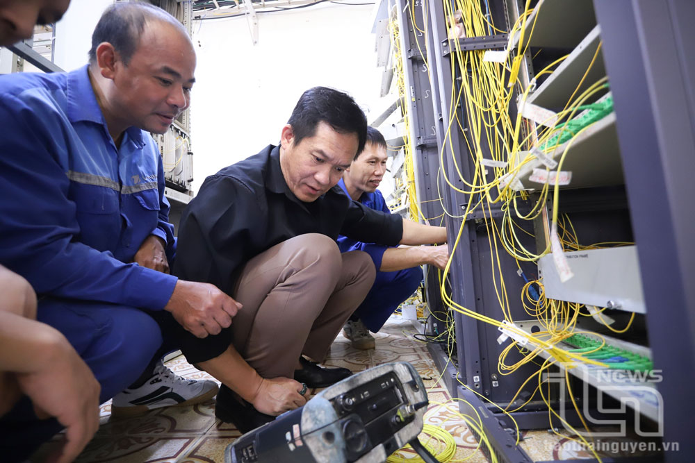 Nhân viên Viễn thông Phú Lương (VNPT Thái Nguyên) kiểm tra, bảo dưỡng hạ tầng Internet cáp quang băng thông rộng phục vụ nhu cầu phát triển kinh tế - xã hội của địa phương.