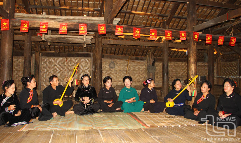 Câu lạc bộ hát Then Bản Cọ (xã Ôn Lương, Phú Lương) biểu diễn.