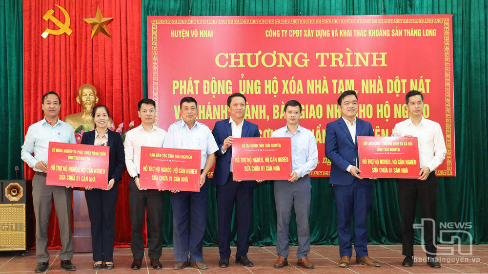 Một số sở, ngành của tỉnh trao hỗ trợ xã Thần Sa sửa chữa nhà cho hộ nghèo, cận nghèo.