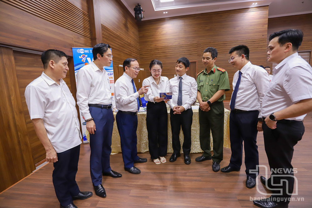 Các đại biểu trao đổi bên lề chương trình.