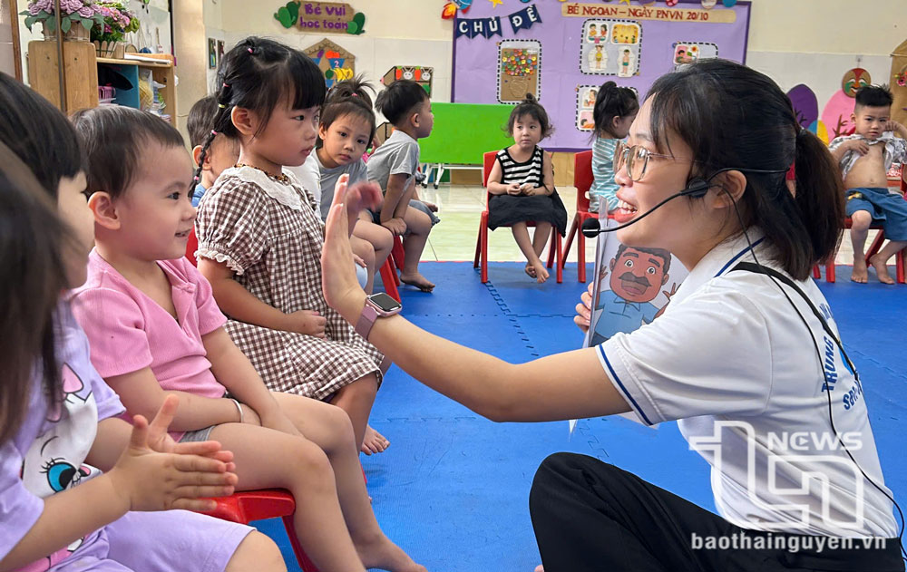 Trẻ mầm non tăng khả năng tương tác khi tham gia các hoạt động làm quen với tiếng Anh.