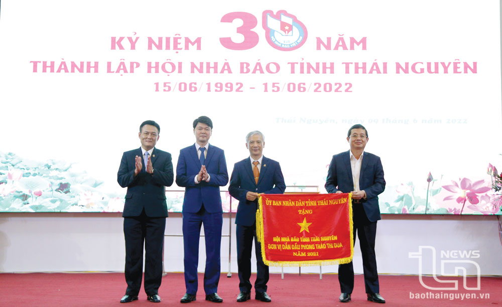 Đồng chí Phạm Hoàng Sơn, Phó Bí thư Thường trực Tỉnh ủy, Chủ tịch HĐND tỉnh, tặng Cờ đơn vị dẫn đầu phong trào thi đua của UBND tỉnh cho Hội Nhà báo tỉnh nhân kỷ niệm 30 năm Ngày thành lập Hội (15/6/1992 – 15/6/2022).