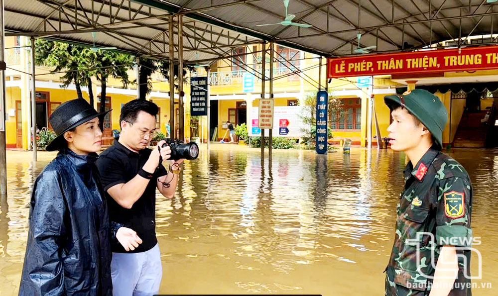 Hội viên Chi hội Nhà báo Báo Thái Nguyên tác nghiệp tại vùng ngập lụt do bão số 3 gây ra.