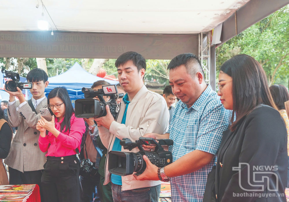 Phóng viên Đài Phát thanh - Truyền hình Thái Nguyên cùng các đồng nghiệp tác nghiệp tại cơ sở.