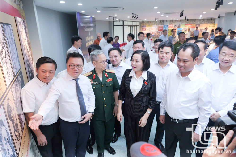 Phó Chủ tịch Quốc hội Nguyễn Thị Thanh và các đồng chí lãnh đạo Hội Nhà báo Việt Nam, tỉnh Thái Nguyên, cùng các đại biểu tham quan Di tích lịch sử Quốc gia Địa điểm Trường dạy làm báo Huỳnh Thúc Kháng, tại xã Tân Thái (Đại Từ).