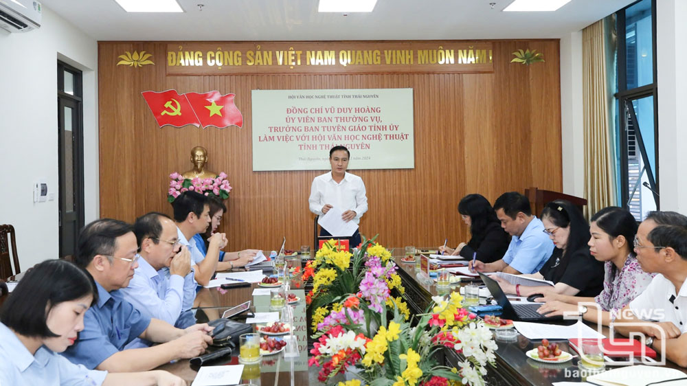 Đồng chí Trưởng Ban Tuyên giáo Tỉnh uỷ Vũ Duy Hoàng làm việc với Hội Văn học nghệ thuật tỉnh.