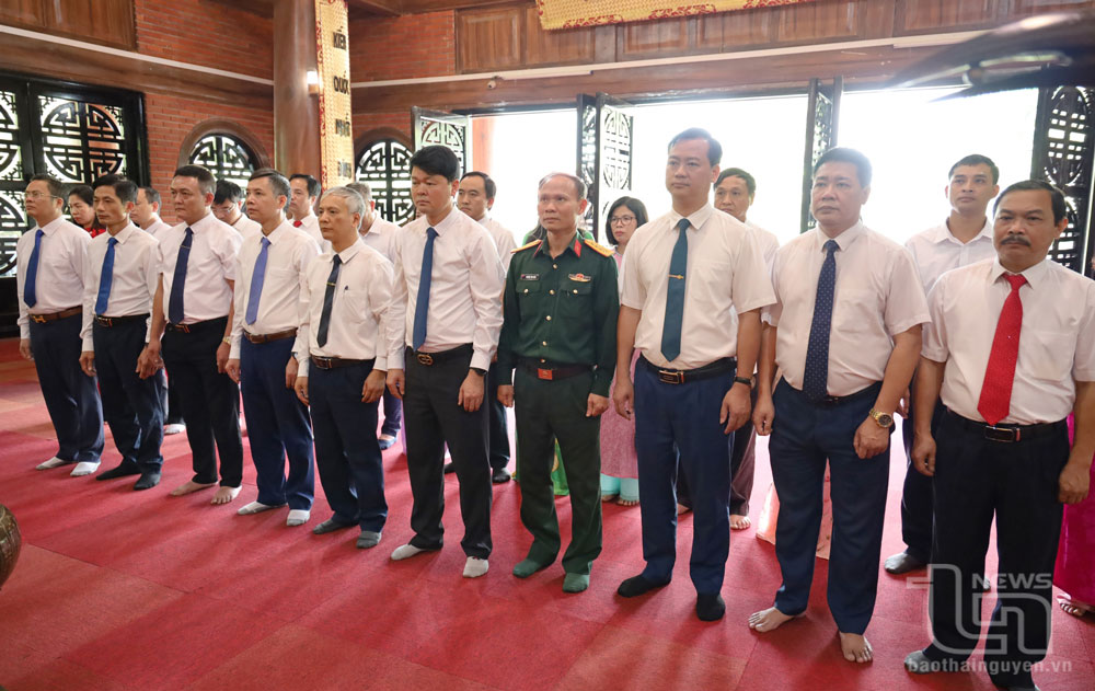 Hội Nhà báo tỉnh Thái Nguyên về nguồn tại ATK Định Hóa