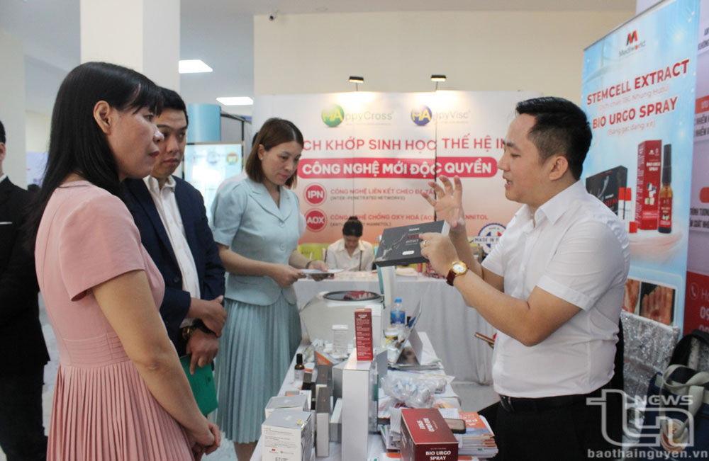 Nhiều sản phẩm trong điều trị bệnh cơ xương khớp của các hãng dược phẩm được giới thiệu bên ngoài Hội nghị thu hút sự quan tâm của đại biểu.