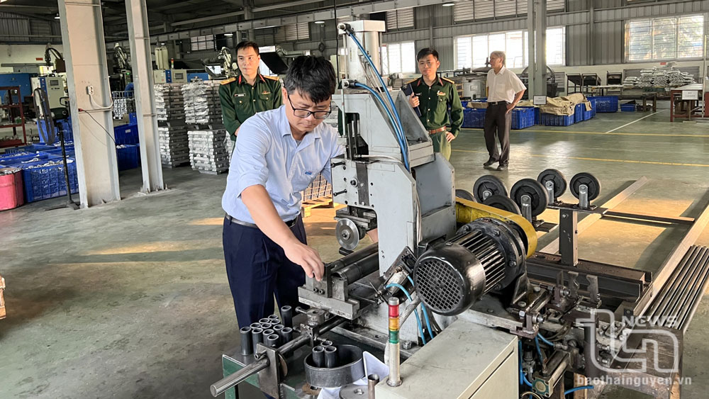 Giải pháp “Nghiên cứu, thiết kế, chế tạo máy cắt không phôi phục vụ sản xuất quốc phòng và kinh tế” của nhóm tác giả thuộc Công ty TNHH Một thành viên Cơ điện và Vật liệu nổ 31 (Bộ Quốc phòng) tham dự Hội thi.