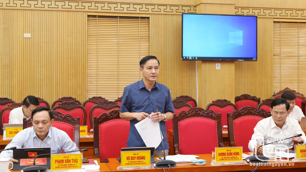 Đồng chí Vũ Duy Hoàng, Trưởng Ban Tuyên giáo Tỉnh ủy, nêu ý kiến tại Hội nghị.