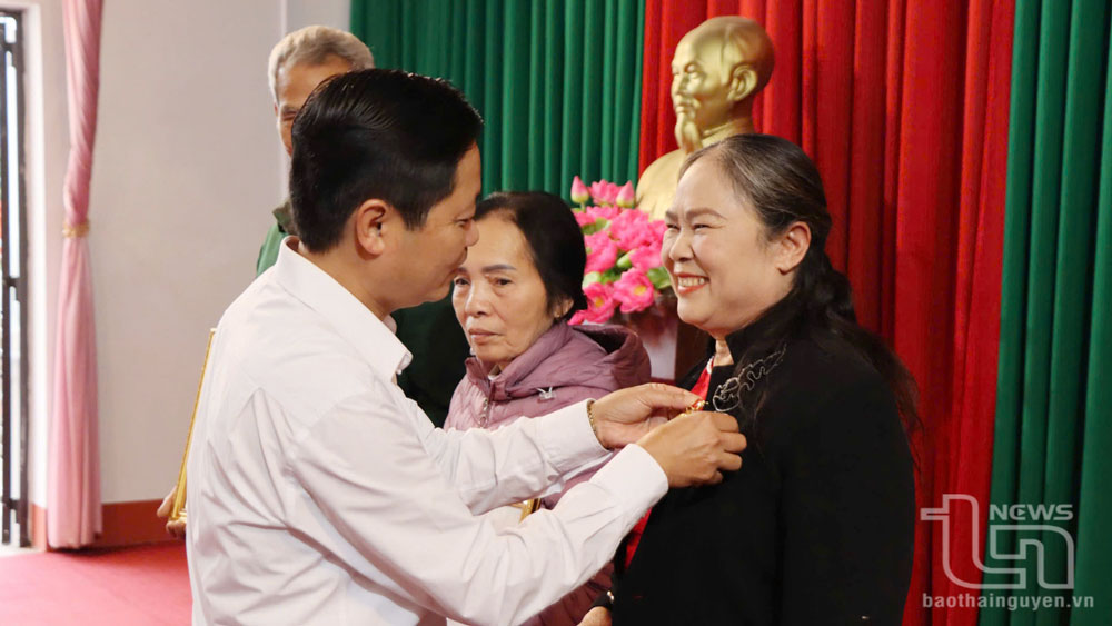 Võ Nhai: 152 đảng viên được trao huy hiệu Đảng