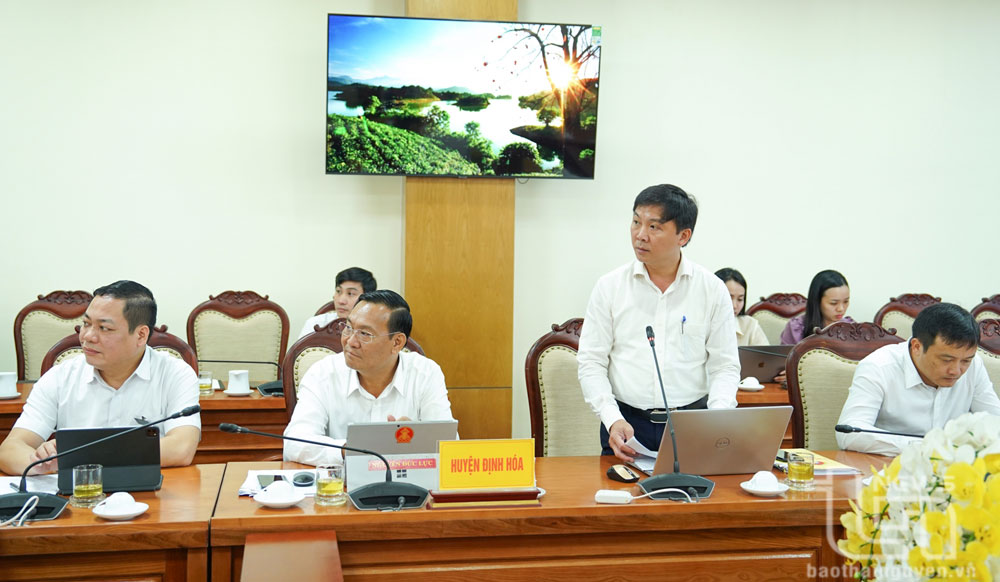 Đại diện UBND huyện Định Hóa báo cáo tiến độ thống kê, rà soát số nhà tạm, nhà dột nát trên địa bàn.