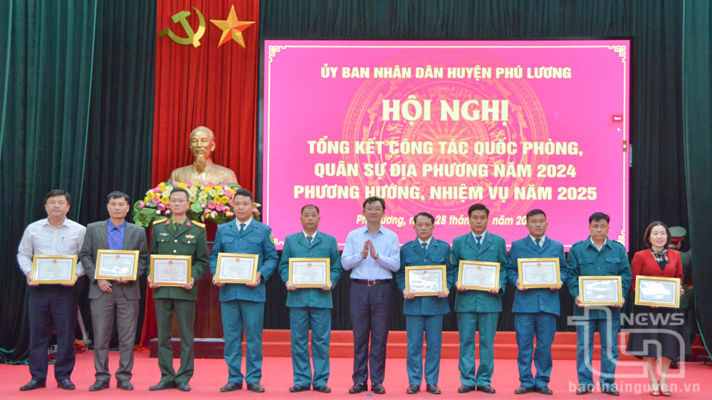 Nhiều tập thể, cá nhân được UBND huyện Phú Lương khen thưởng vì có thành tích xuất sắc trong công tác quốc phòng, quân sự địa phương.