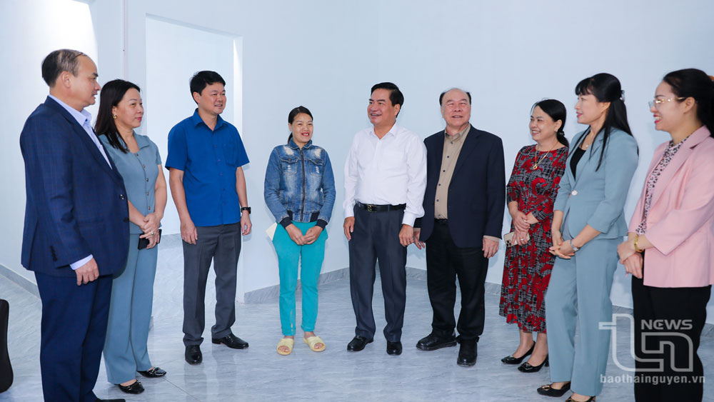 Đồng chí Lê Quang Tiến và các đại biểu thăm căn nhà mới của gia đình chị Lê Thị Bảy.