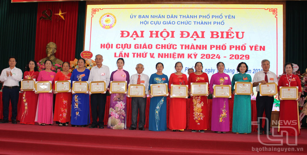 Lãnh đạo UBND TP. Phổ Yên khen thưởng 14 tập thể có thành tích xuất sắc trong công tác hội, nhiệm kỳ 2020-2024.