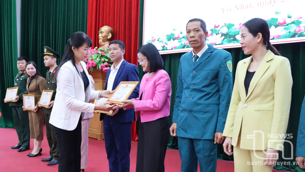 Lãnh đạo huyện Võ Nhai trao giấy khen cho các tập thể, cá nhân có thành tích xuất sắc trong thực hiện nhiệm vụ quốc phòng - quân sự địa phương năm 2024.