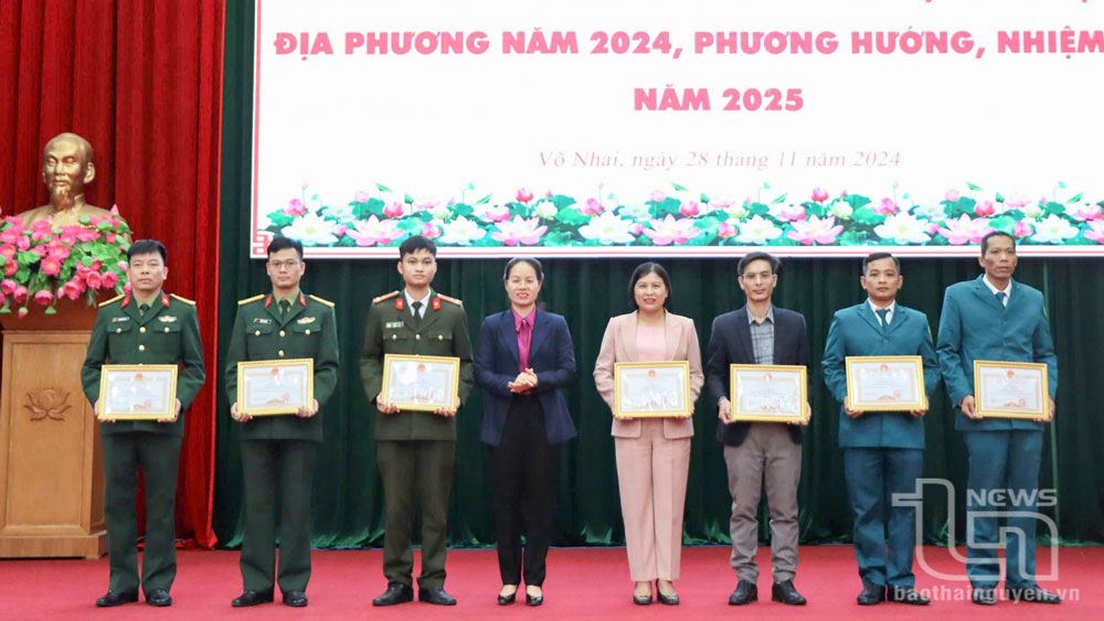 Lãnh đạo huyện Võ Nhai trao giấy khen cho các tập thể, cá nhân có thành tích xuất sắc trong thực hiện nhiệm vụ quốc phòng - quân sự địa phương năm 2024.