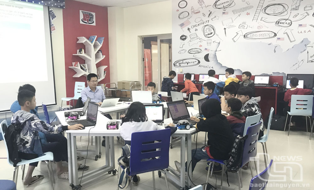 Các em học sinh tham gia các khoá STEM do Trung tâm Số (Đại học Thái Nguyên) phối hợp tổ chức tại “Không gian Hoa Kỳ”.