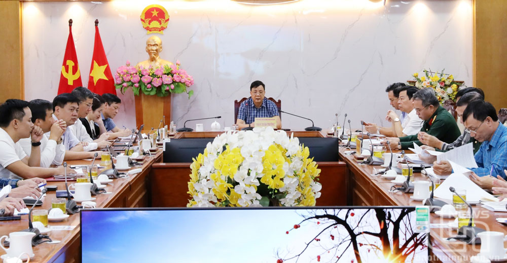 Đồng chí Phó Chủ tịch Thường trực UBND tỉnh Đặng Xuân Trường chủ trì cuộc họp. Ảnh: Mạnh Hùng
