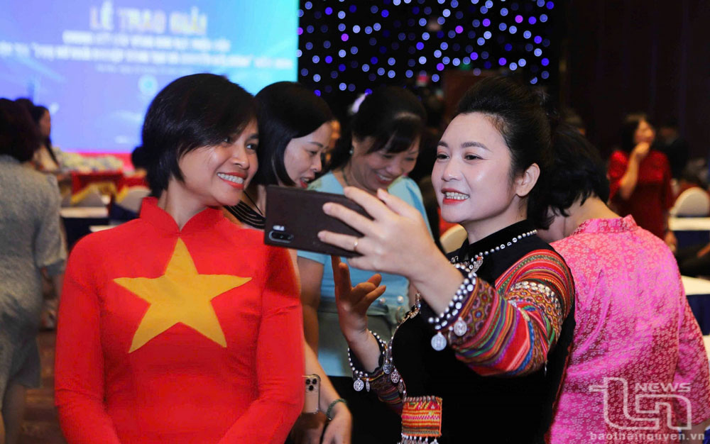 Hội viên phụ nữ xã Minh Lập (Đồng Hỷ) sử dụng công nghệ để lan tỏa hình ảnh Cuộc thi phụ nữ khởi nghiệp.