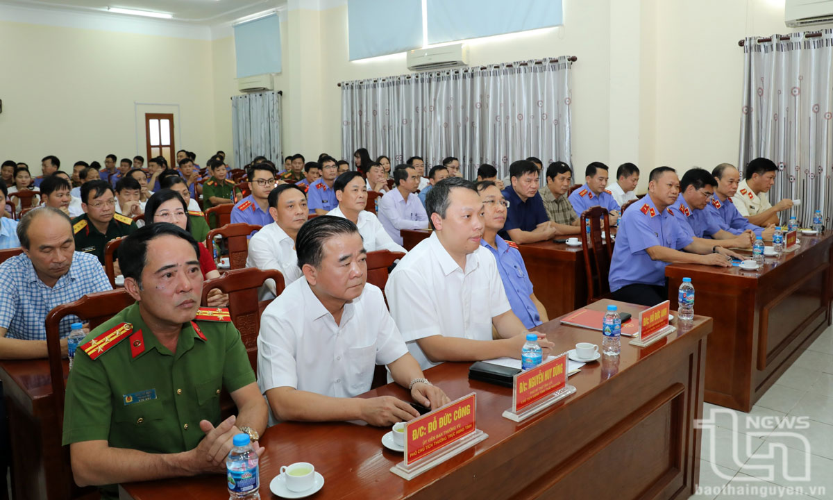 Đồng chí Chủ tịch UBND tỉnh Thái Nguyên Nguyễn Huy Dũng và các đại biểu tham dự.