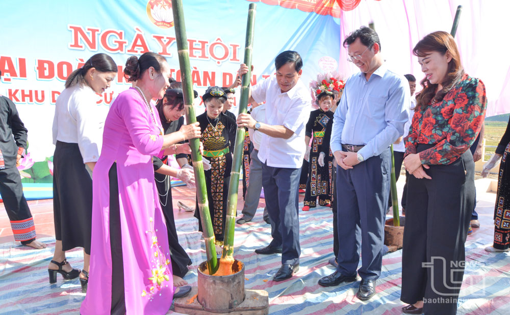 Lãnh đạo tỉnh dự Ngày hội Đại đoàn kết toàn dân tộc với khu dân cư Bản Đông