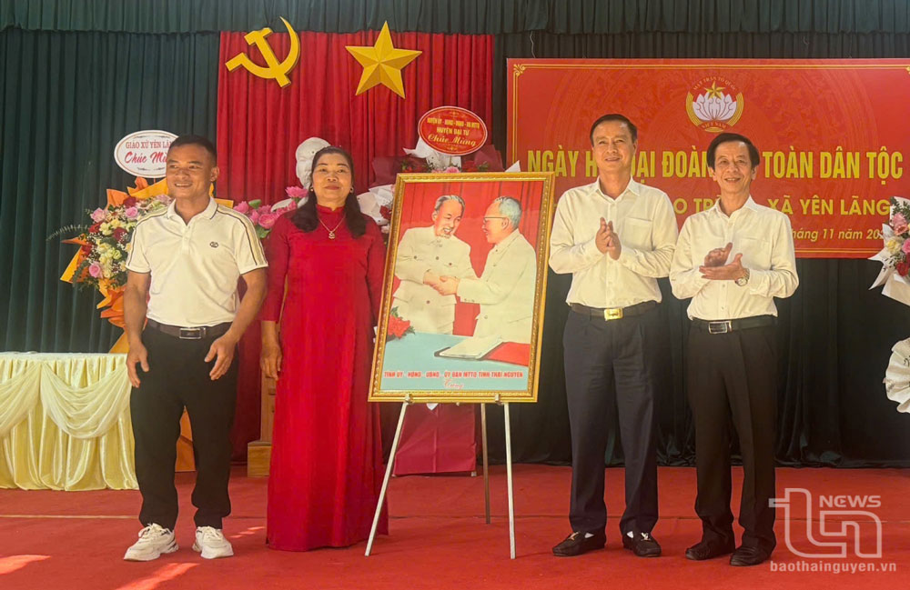 Đồng chí Trưởng Ban Tuyên giáo Tỉnh ủy Vũ Duy Hoàng tặng quà của tỉnh cho xóm Ao Trũng.
