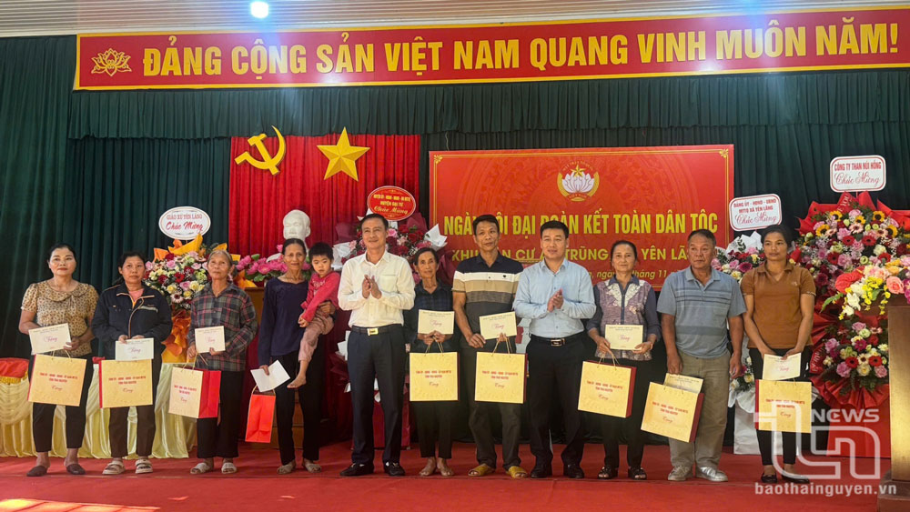 Đồng chí Trưởng Ban Tuyên giáo Tỉnh ủy Vũ Duy Hoàng trao quà của tỉnh tặng các hộ nghèo, cận nghèo, có hoàn cảnh đặc biệt khó khăn của xóm Ao Trũng.