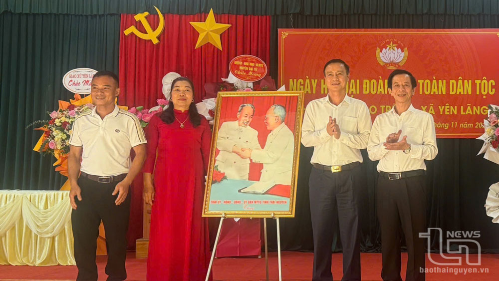 Lãnh đạo tỉnh dự Ngày hội Đại đoàn kết toàn dân tộc ở khu dân cư Ao Trũng