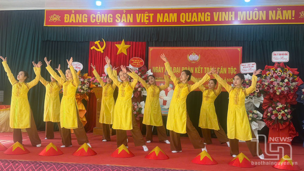 Tiết mục văn nghệ chào mừng tại Ngày hội.