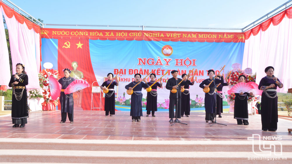 Tiết mục hát then, đàn tính của Câu lạc bộ hát then Bản Cọ, xã Ôn Lương, biểu diễn tại Ngày hội.