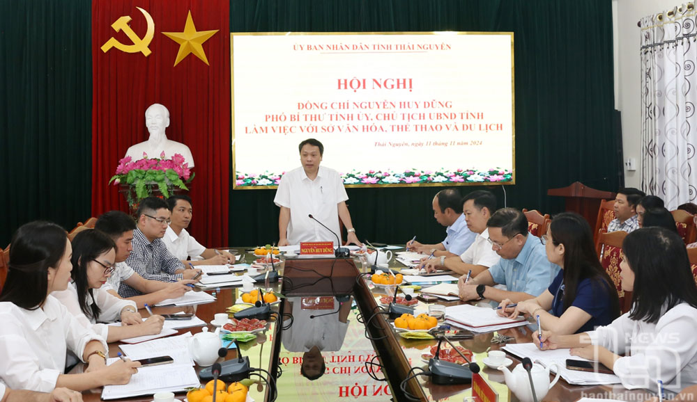Đồng chí Chủ tịch UBND tỉnh Nguyễn Huy Dũng làm việc với Sở Văn hóa, Thể thao và Du lịch.
