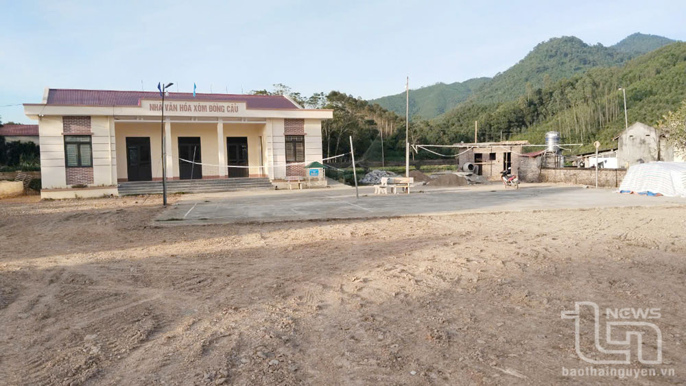 Xóm Đồng Cẩu, xã Hòa Bình đang đẩy nhanh tiến độ xây dựng công trình phụ và sân bê tông.
