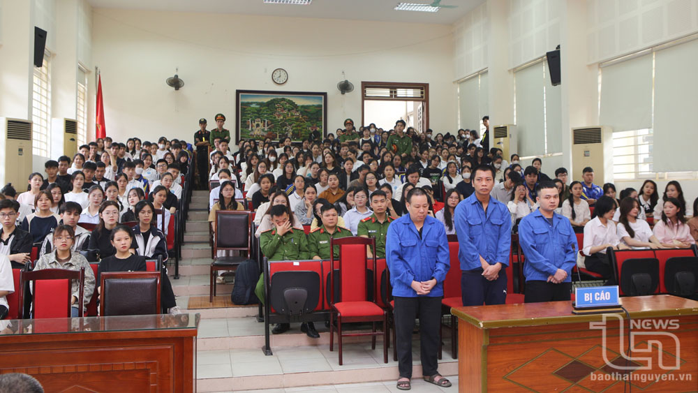 Phiên tòa thu hút đông đảo cán bộ, giảng viên, sinh viên đến dự.