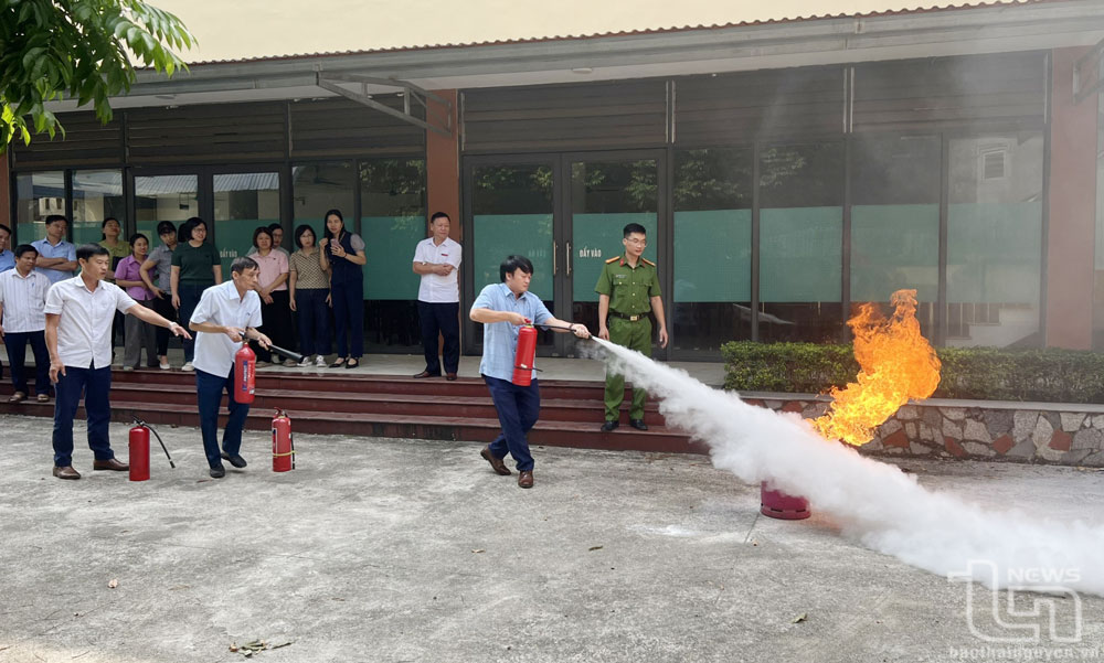 Trang bị kiến thức phòng cháy, chữa cháy cho cán bộ, giảng viên chính trị