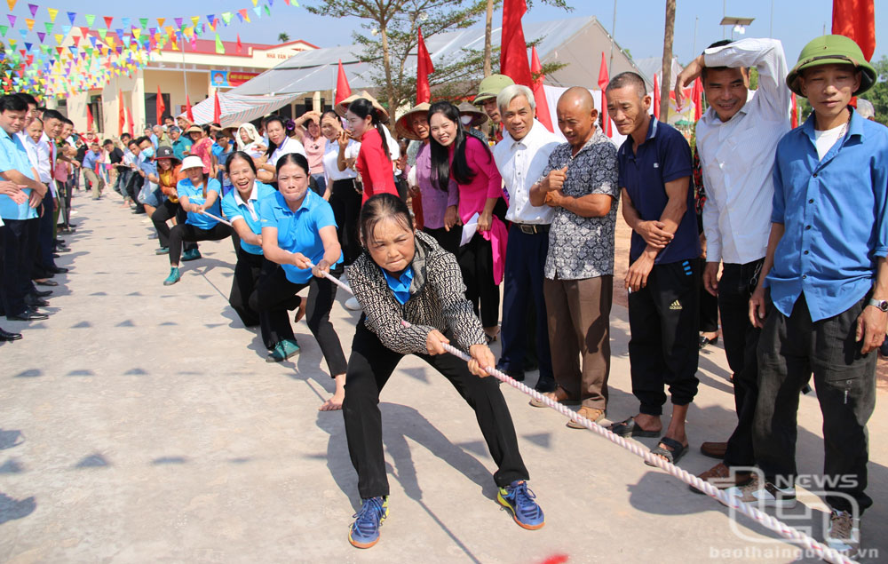 Người dân xóm Thượng Mới thi kéo co.