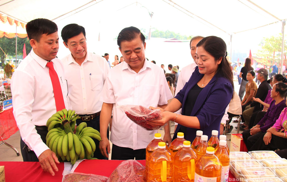 Các đại biểu thăm gian trưng bày sản phẩm chủ lực của xã Bảo Lý.