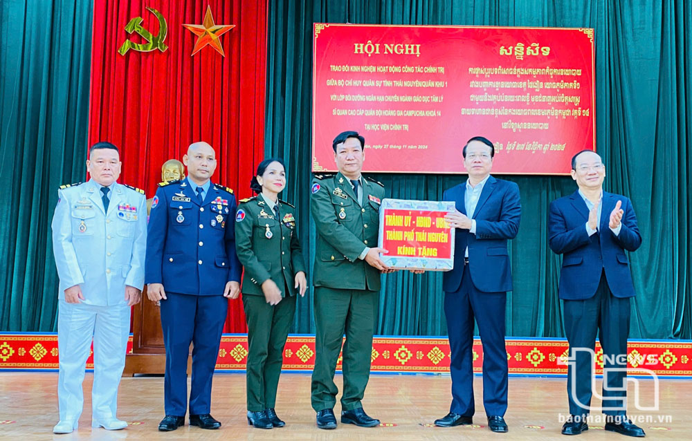 Thành ủy, HĐND, UBND TP. Thái Nguyên trao quà lưu niệm tặng Đoàn công tác.