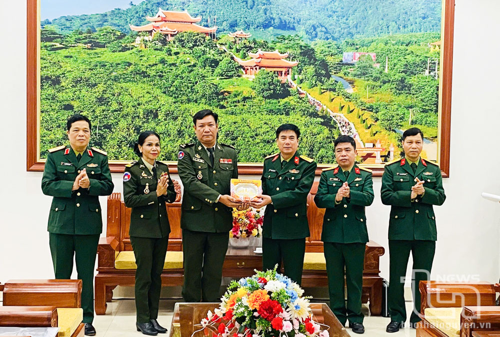 Đoàn cán bộ, sĩ quan cao cấp Quân đội Hoàng gia Campuchia tham quan và học tập tại Thái Nguyên