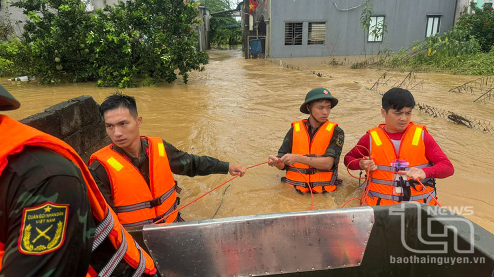 Bộ đội Lữ đoàn phòng không 210 tham gia cứu hộ tránh lụt bão tại TP. Thái Nguyên.
